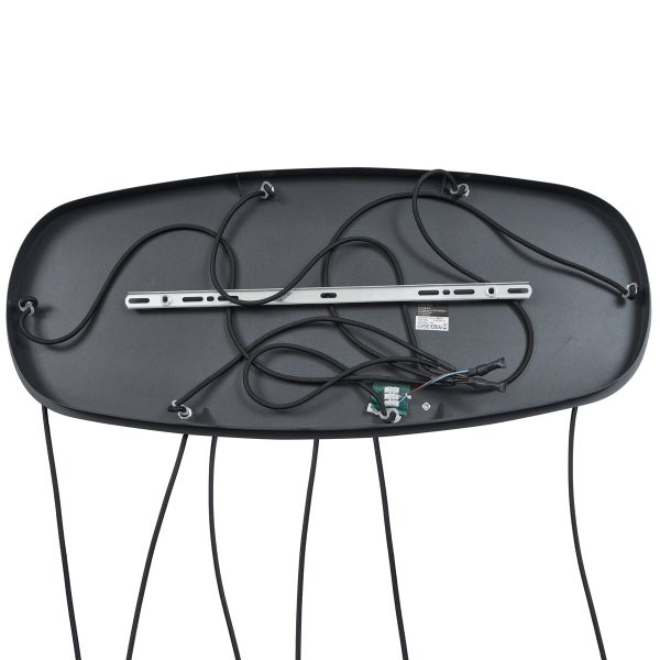 Unteransicht einer Hängeleuchte mit Kabeln und Befestigung