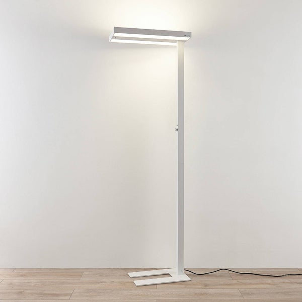 Weiße LED-Bürostehleuchte von Arcchio mit rechteckigem Kopf, Lichtaustritt nach oben und unten sowie flachem U-förmigem Standfuß.