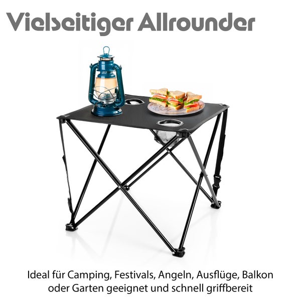 Campingtisch mit Getränkehaltern, Lampe und Snacks