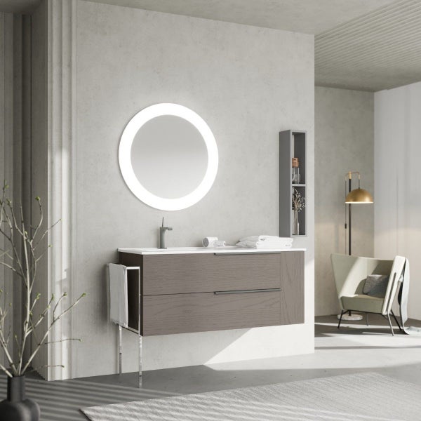Modernes Badezimmer mit Waschtischunterschrank aus Holz, beleuchtetem Rundspiegel und schlichtem Design vor einer Betonwand.