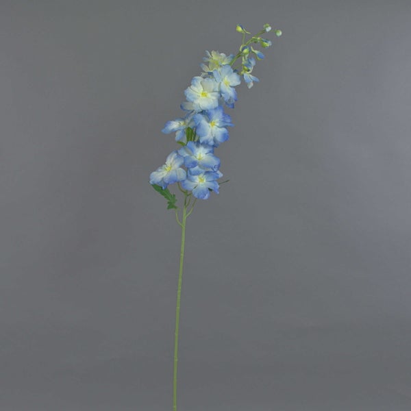 Künstlicher Rittersporn mit blauen Blüten und langem grünem Stiel.