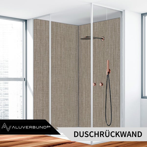 Moderne Duschrückwand mit Textilstruktur in einer hellen Badezimmerumgebung mit Regendusche und Handbrause