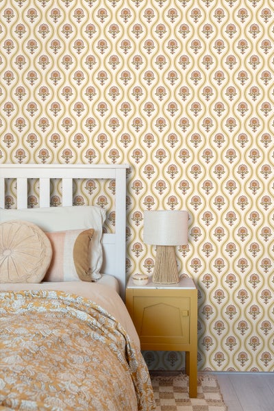 Schlafzimmer mit gemusterter Tapete, Bett und Nachttisch