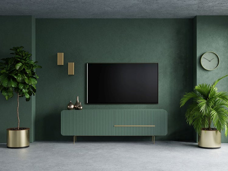 Wohnzimmer mit Flachbildfernseher, Anrichte, Zimmerpflanzen und Wanduhr