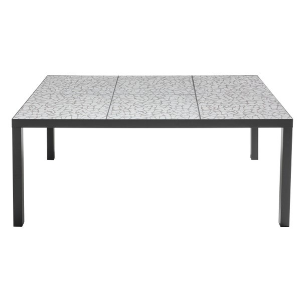 Rechteckiger Tisch mit dunkelgrauem Metallgestell und dreiteiliger Tischplatte in Mosaikoptik.