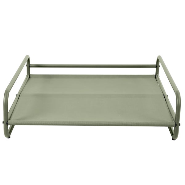 Erhöhtes Hundebett mit Metallrahmen und grüner Textilliegefläche.