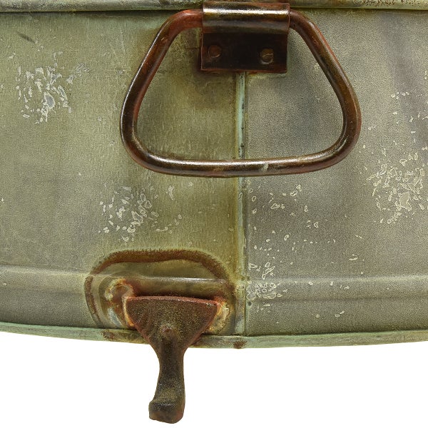 Detailansicht einer Zinkwanne mit Griff und Fuß