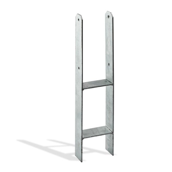 Montage eines Holzpfostens mit Stahlfuß im Garten