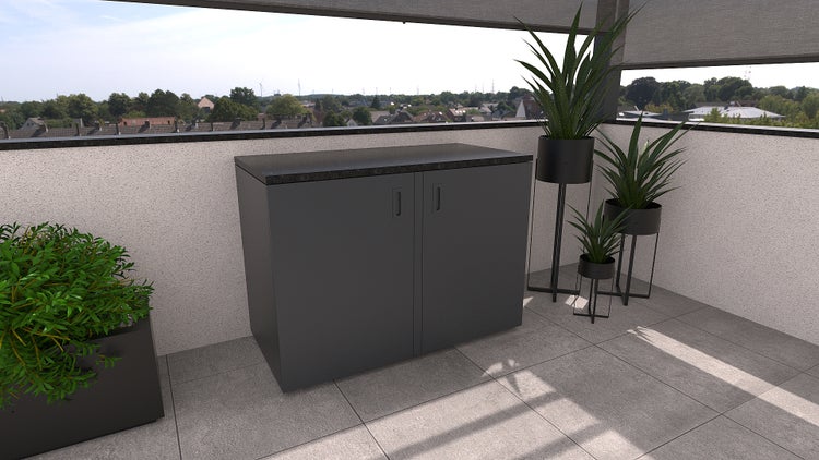 Grauer Terrassenschrank mit Türen, platziert auf einem Balkon