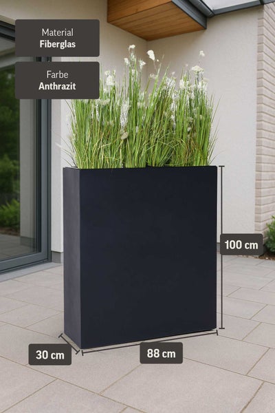 Hoher rechteckiger Pflanzkübel aus Fiberglas in Anthrazit mit Gräsern, 100 Zentimeter hoch, 88 Zentimeter breit und 30 Zentimeter tief.