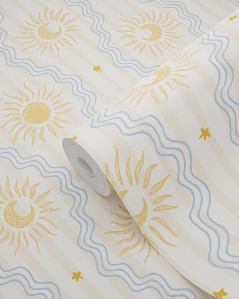 Vliestapete mit einem Muster aus Sonnen, Monden, Sternen und Wellen auf einem gestreiften Untergrund.