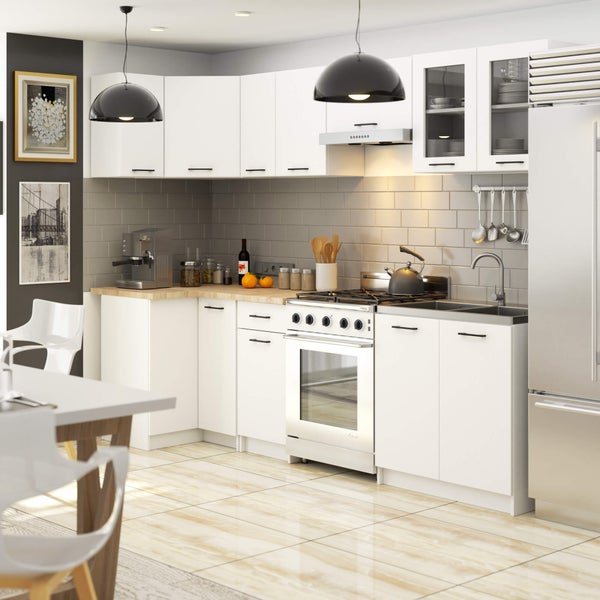 Küchenansicht mit weißen Schränken, Herd und Spüle