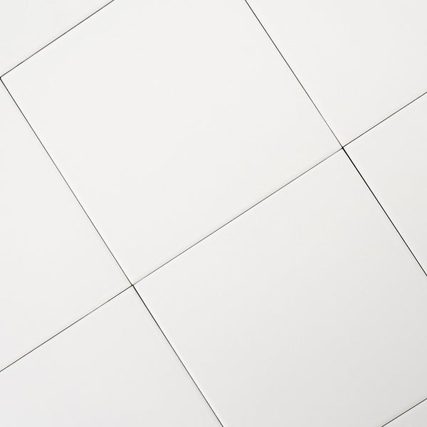Quadratische Fliesen mit glatter Oberfläche für Wand und Boden in Innenräumen