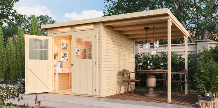 Modernes Gartenhaus aus hellem Holz mit Flachdach, Anbauschleppdach, Terrasse, Tisch und Stühlen im Garten.