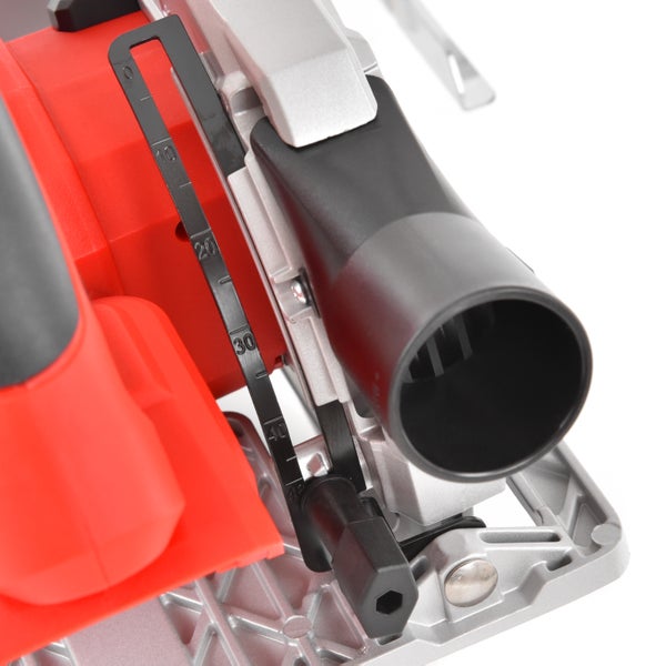 Nahaufnahme einer roten Handkreissäge mit schwarzer Tiefeneinstellungsskala und Absaugstutzen.