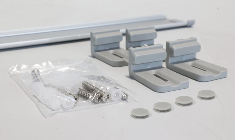 Befestigungsset für Vorhangschienen mit vier Kunststoffwinkeln, vier Abdeckkappen, Schrauben und Dübeln.