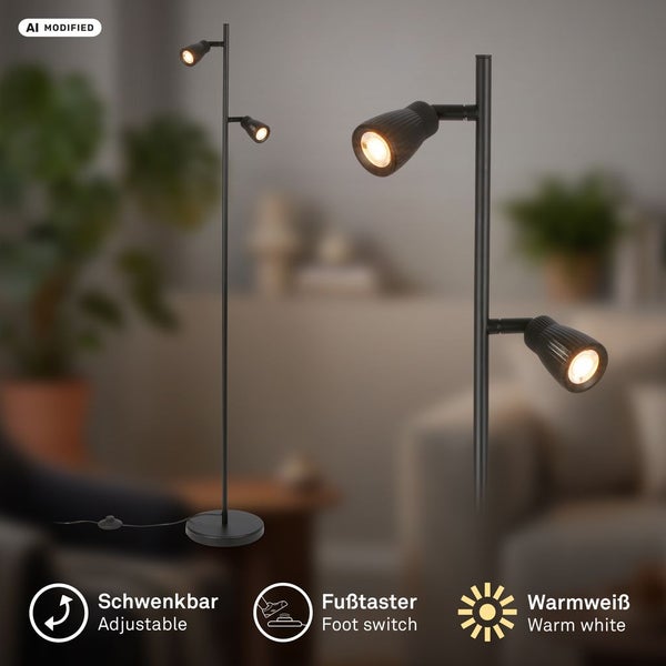 Moderne Stehleuchte mit zwei verstellbaren Strahlern, Fußschalter und warmweißem Licht in einem Wohnzimmerambiente.