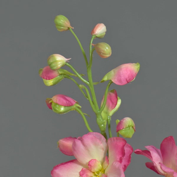 Künstlicher Blütenzweig mit rosa Knospen und Blüten aus Textil.