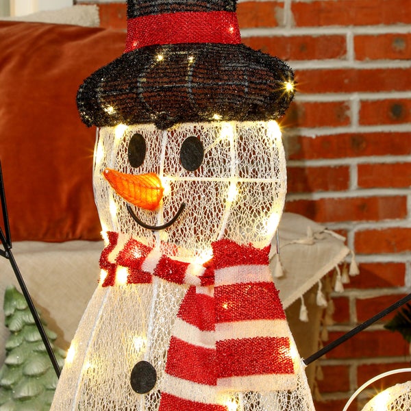 Weihnachtsdekoration LED-Schneemann aus weißem Drahtgeflecht mit Zylinder und rot-weiß gestreiftem Schal.