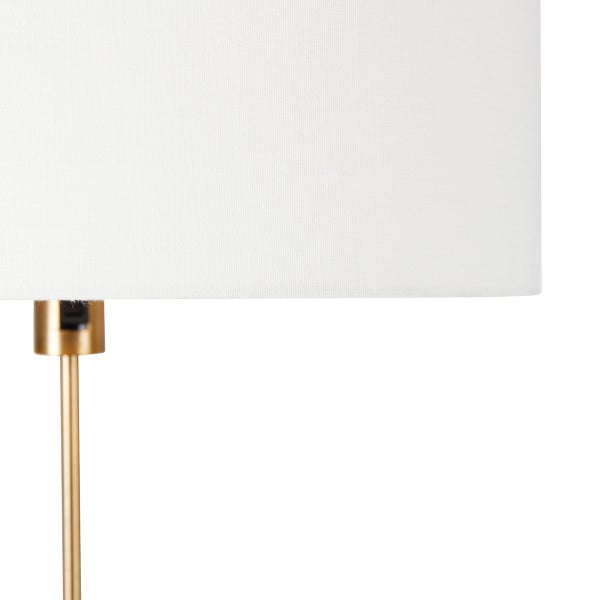 Detailaufnahme einer Stehlampe mit Stoffschirm und Metallfuß