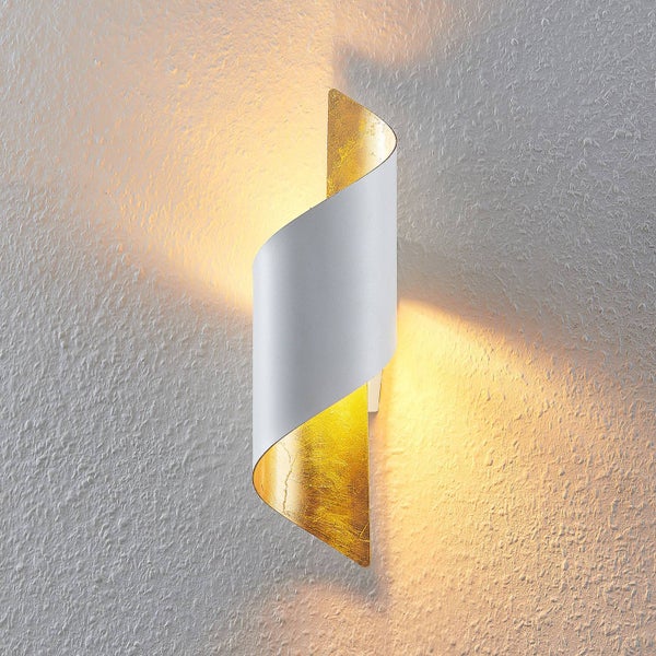 Wandleuchte in Spiralform mit Blattgolddekor