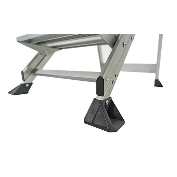 Nahaufnahme der Standfüße eines Klapptritts aus Aluminium mit rutschfesten Kunststoffkappen.