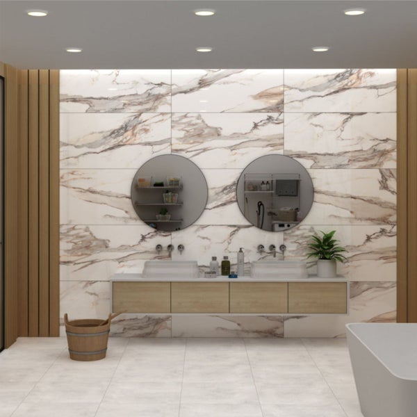 Helles Badezimmer mit Doppelwaschtisch, Spiegeln und Marmorfliesen