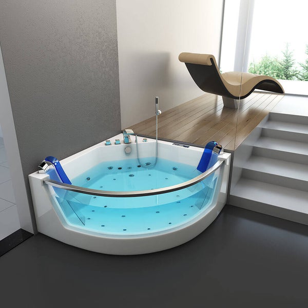 Moderne Eckwhirlwanne mit gläserner Front und integrierten Kopfstützen in einem hellen Badezimmer mit Holzpodest und Liege.