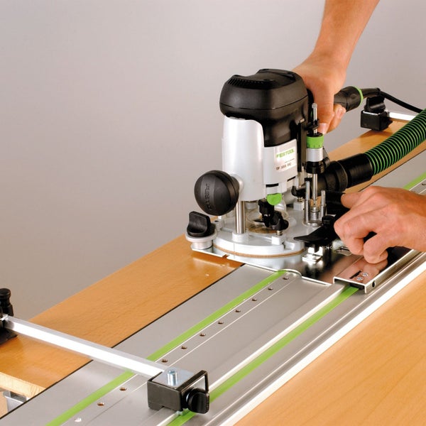 Fein Magnet-Kernbohrmaschine-Set mit Transportkoffer, Spänehaken, Zentrierstift, Berührschutz, Sicherheitsgurt und Kühlmittelbehälter.