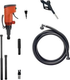 Regenfasspumpe Set bestehend aus elektrischer Pumpe, Schlauch, Spritzpistole und Verlängerungsrohren zur Gartenbewässerung.