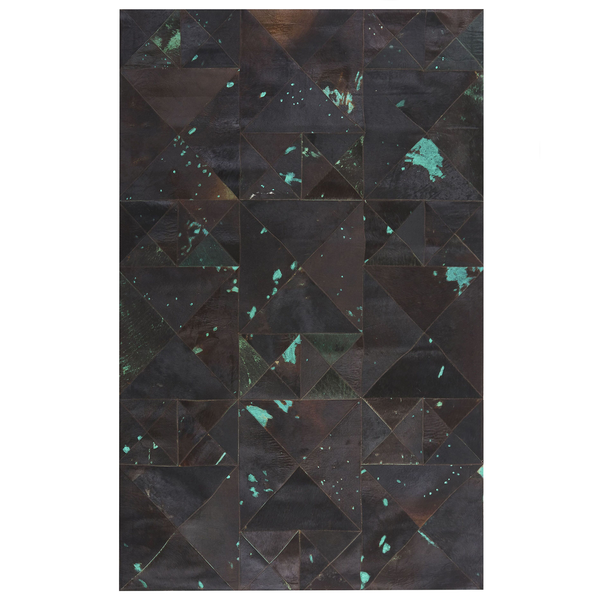 Rechteckiger Teppich aus zusammengesetzten Lederstücken mit geometrischem Dreiecksmuster.