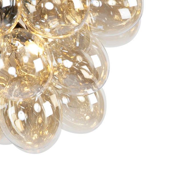 Detailaufnahme einer Clusterlampe mit mehreren transparenten Glühbirnen