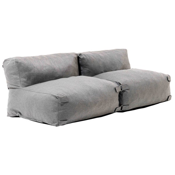 Zweisitzer-Lounge-Sofa aus grauem strukturiertem Stoff mit Rückenlehnenkissen und Verbindungsgurten.