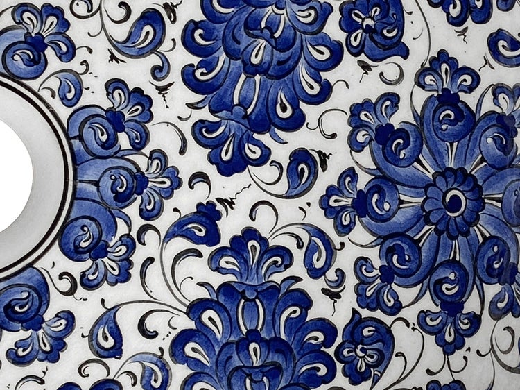 Detailansicht eines Waschbeckens mit floralem Muster