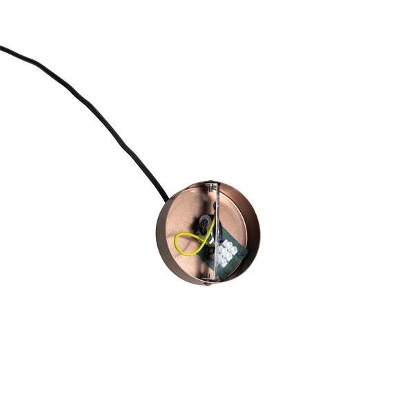 Innenansicht einer Lampenaufhängung mit Kabel und elektrischen Anschlüssen