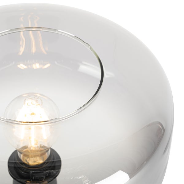 Nahaufnahme einer Tischleuchte mit Glasschirm und Leuchtmittel