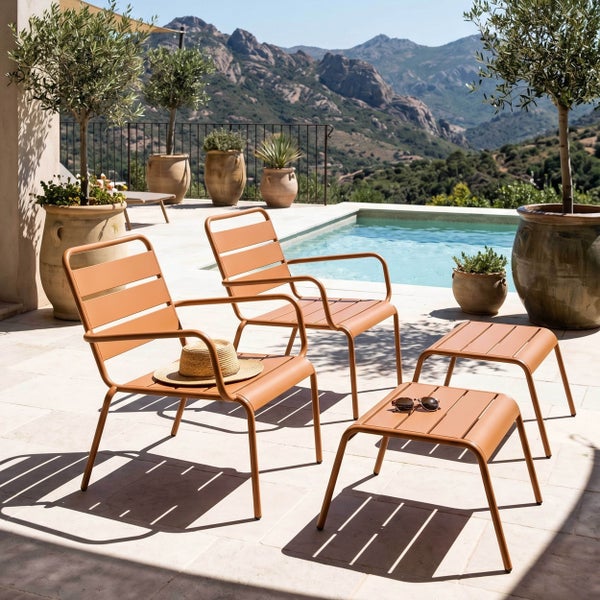 Modernes terrakottafarbenes Garten-Lounge-Set bestehend aus zwei Metall-Sesseln mit Armlehnen und zwei passenden Fußhockern im Lamellendesign.