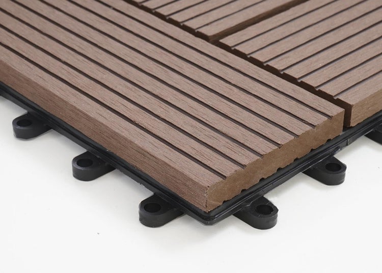 Braune WPC Terrassenfliese mit geriffelter Oberfläche und schwarzem Klicksystem.