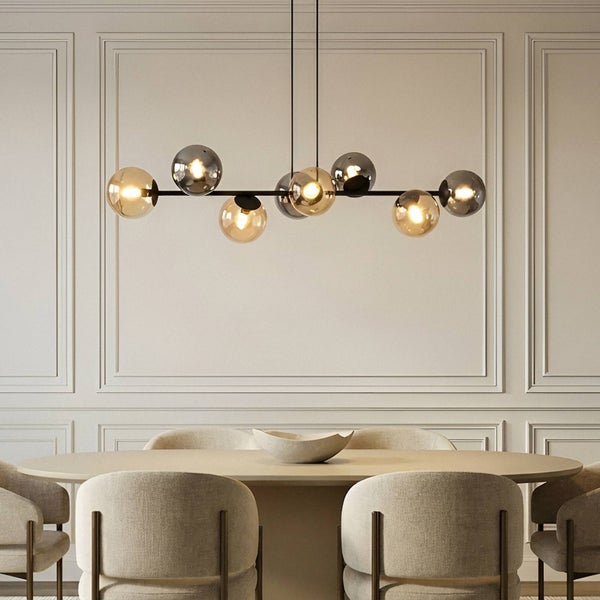 Hängeleuchte mit mehreren Glaskugeln über einem Esstisch