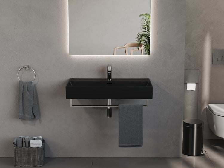 Modernes Badezimmer mit schwarzem Waschbecken, beleuchtetem Spiegel und Handtüchern