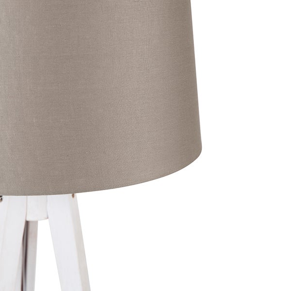 Detailansicht einer Stehlampe mit grauem Stoffschirm und weißem Holzfuß
