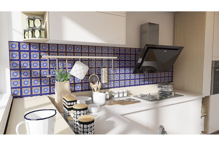 Küchenszene mit Fliesenwand, Dunstabzugshaube und Küchenutensilien auf der Arbeitsfläche.