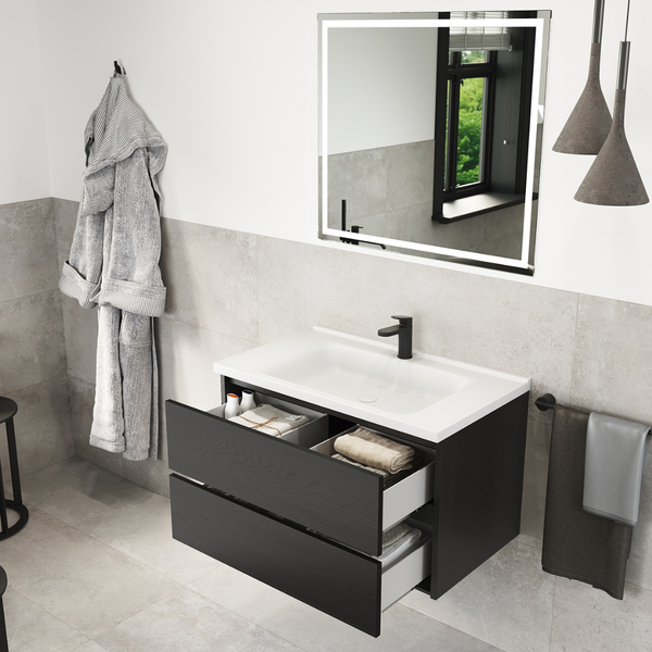 Modernes Badezimmer mit Waschtischunterschrank in Holzoptik und zwei Schubladen unter einem Waschbecken sowie beleuchtetem Wandspiegel.