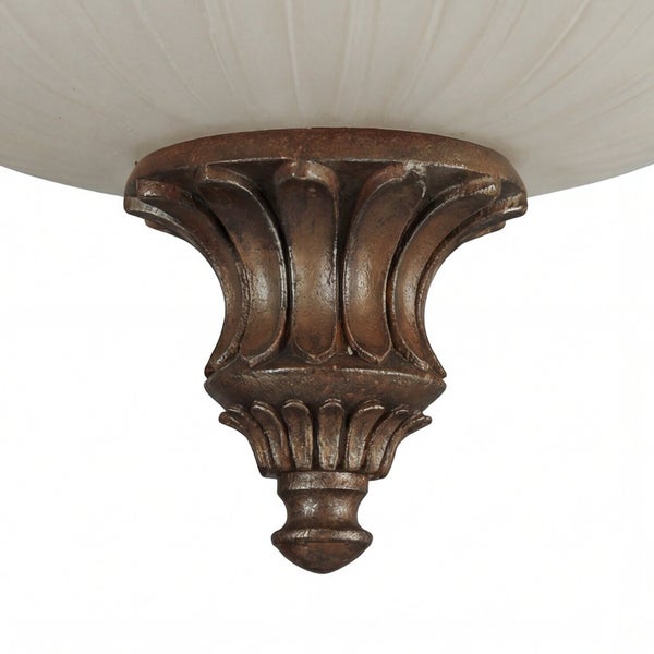 Detailansicht einer Deckenleuchte mit dekorativem, strukturiertem Baldachin.