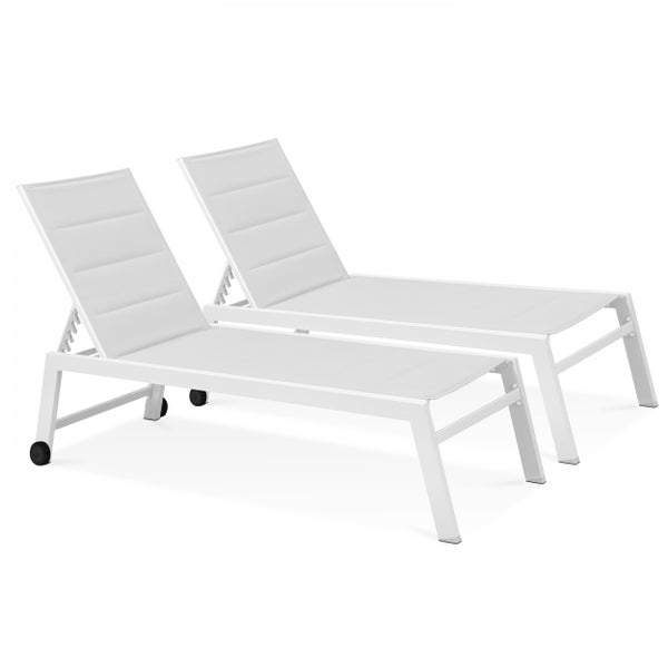 Moderne weiße Sonnenliege aus Aluminium mit Rollen und einer Liegefläche aus Textilgewebe.