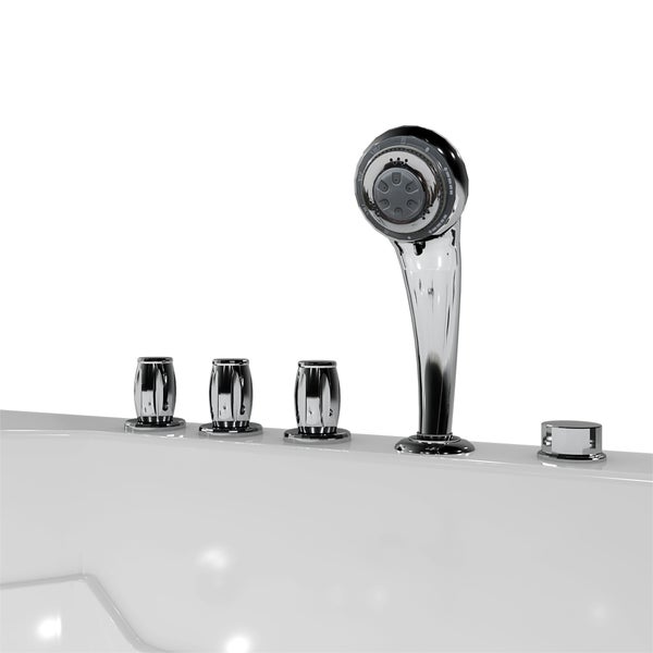 Wannenrandarmatur aus verchromtem Metall mit Handbrause und drei Bediengriffen auf einem weißen Badewannenrand.