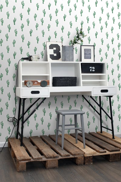 Schreibtisch mit Ablagefächern und Schubladen vor Kaktus Tapete auf Holzpaletten mit Hocker