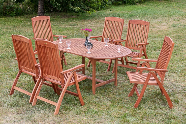 Gartensitzgruppe mit ovalem Tisch und sechs Klappstühlen auf einer Rasenfläche