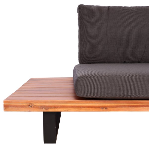 Detailansicht einer Gartenlounge mit Holzgestell, dunkelgrauen Polstern und schwarzen Metallbeinen.