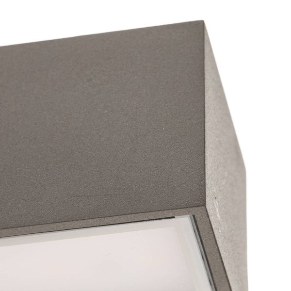 Detailaufnahme eines strukturierten dunkelgrauen Wandleuchtengehäuses mit Glasdiffusor.